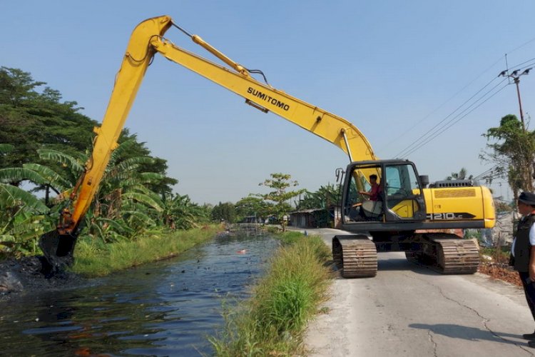 Aparat Pemkab Bekasi Angkut Sampah Menumpuk Sepanjang Aliran Sungai