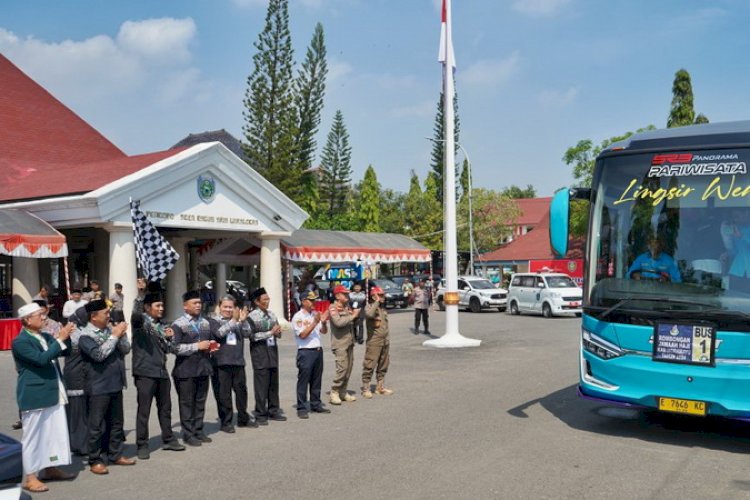 440 Jamaah Calon Haji Asal Kabupaten Indramayu Terbang Menuju Baitullah