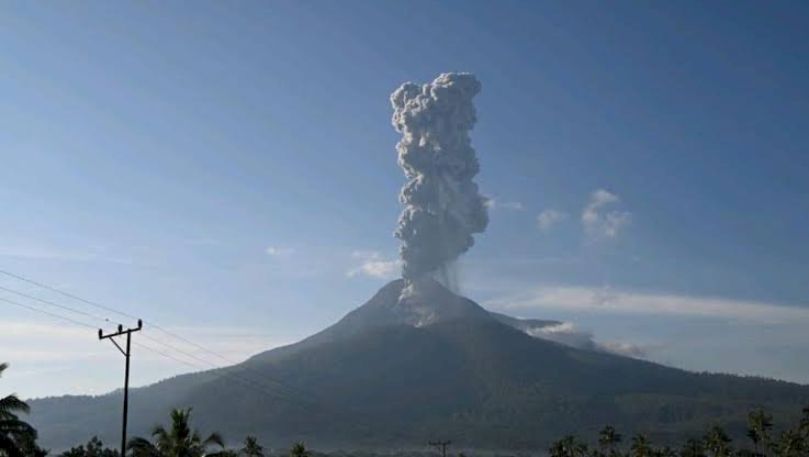 Gunung Lewotobi Laki Laki Meletus Lagi Tinggi Kolom Abu Capai