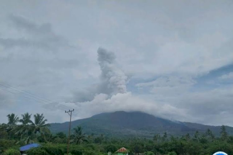 Gunung Ibu Malut Terpantau Erupsi Kali Luncurkan Kolom Abu Vulkanik