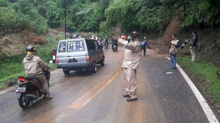 Akibat Tebing Longsor Arus Lalu Lintas Di Jalan Raya Penghubung Subang