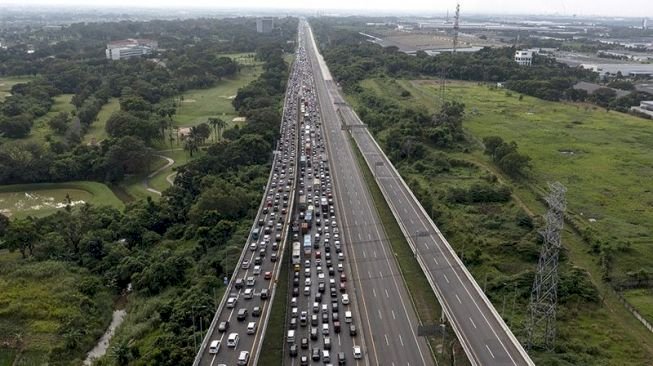 Hari Kedua Lebaran Jalan Tol Jakarta-Cikampek Masih Padat
