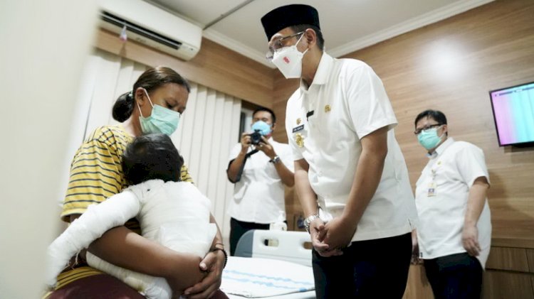 Jenguk Anak Korban Penyiraman Air Keras, Pj Bupati Bekasi Pastikan Pemkab Tanggung Biaya Pengobatan