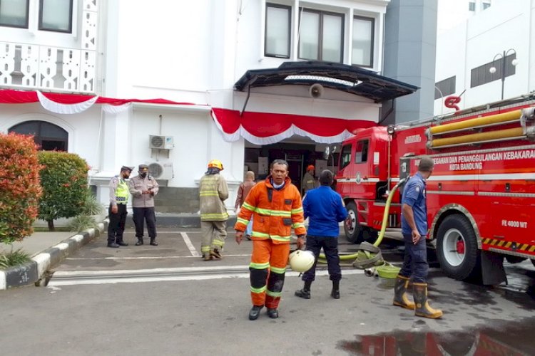 Ruang Penyimpanan Arsip Di Lantai 3 Gedung DPRD Jabar Kebakaran ...