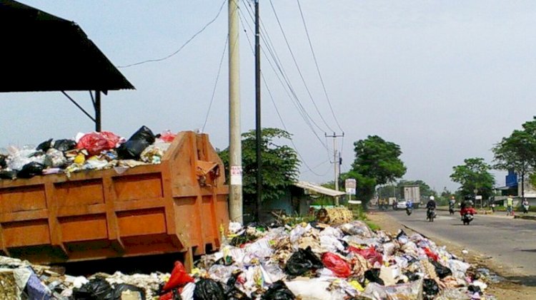 Armada Pengangkut Terbatas, Ratusan Ton Sampah di Karawang Menumpuk di TPS
