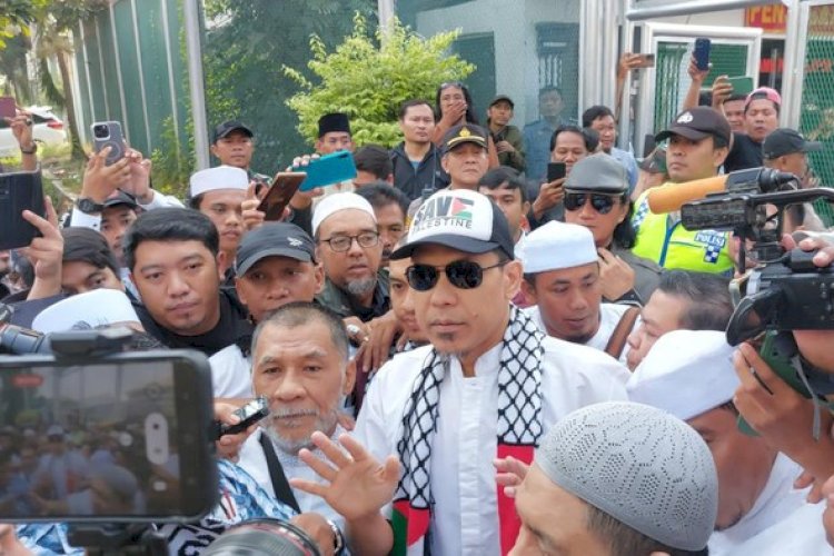 Resmi Bebas Murni Munarman Keluar Dengan Mengenakan Topi Dan Syal