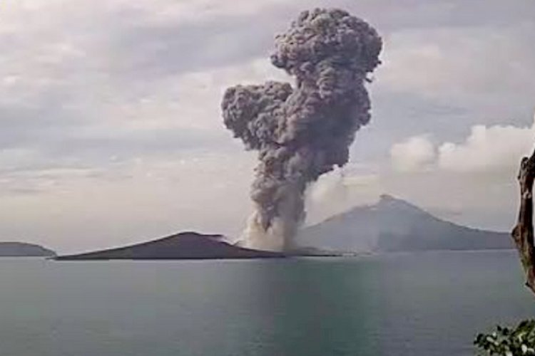 Siaga, Gunung Anak Krakatau Lontarkan Abu Vulkanik 1.000 Meter ...